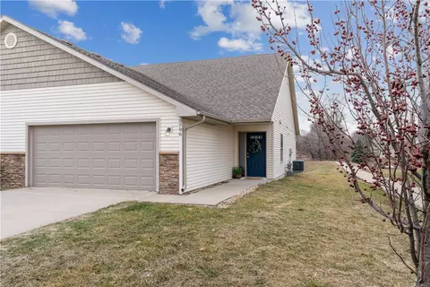 5796 NW 50th St, Johnston, IA 50131