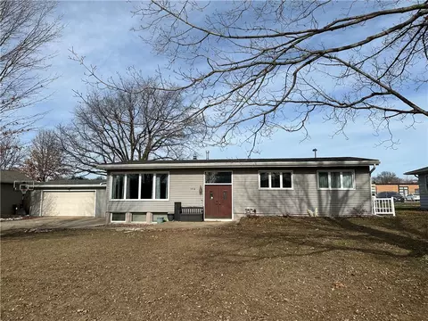 1916 Valley High Dr, Cedar Falls, IA 50613