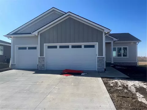 224 Creekside Dr SW, Bondurant, IA 50035