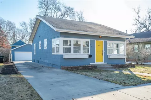 919 40th St, Des Moines, IA 50312
