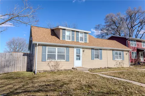809 E Benton St, Winterset, IA 50273