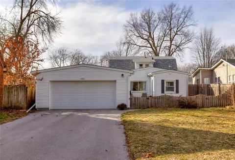 2110 39th St, Des Moines, IA 50310