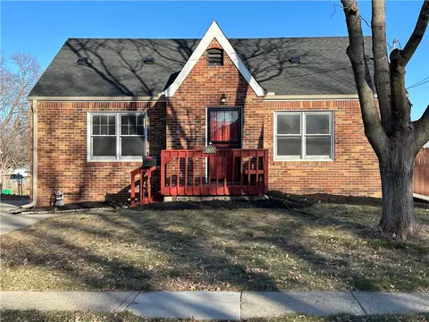 3903 70th St, Urbandale, IA 50322