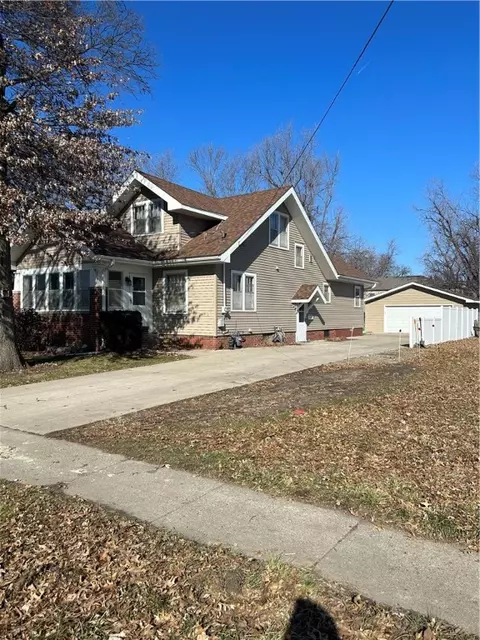 820 S 5th Ave E, Newton, IA 50208