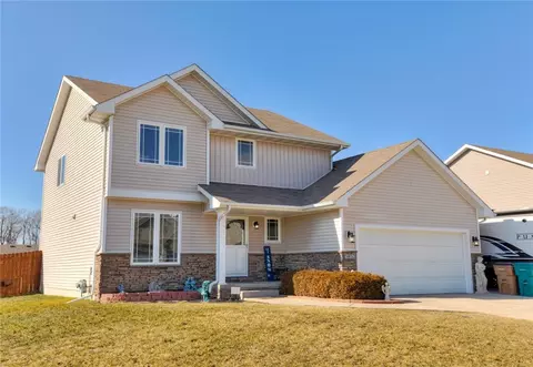 5852 NW 50th St, Johnston, IA 50131