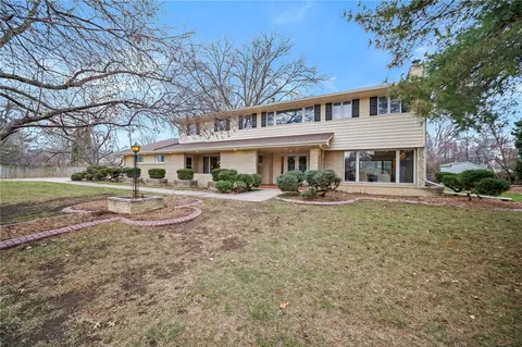 6915 Washington Ave, Windsor Heights, IA 50324
