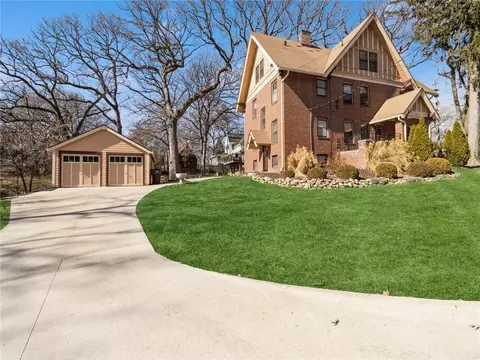 4902 Grand Ave, Des Moines, IA 50312