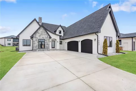17883 Creekside Dr, Clive, IA 50325