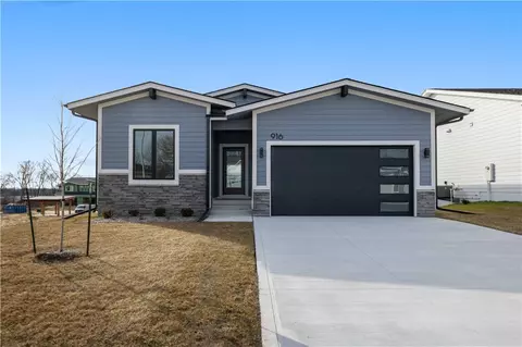 916 Roosevelt St, Polk City, IA 50226
