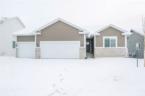2625 Serenity Dr, Waukee, IA 50263