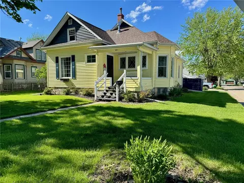 421 E Court Ave, Winterset, IA 50273