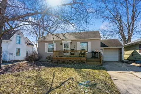 613 Maple St, Pella, IA 50219