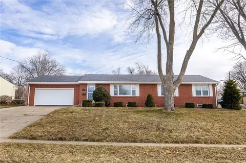 3201 74th St, Urbandale, IA 50322