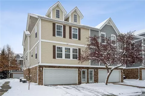 5551 Boston Ct, Johnston, IA 50131