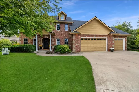 2818 148th St, Urbandale, IA 50323