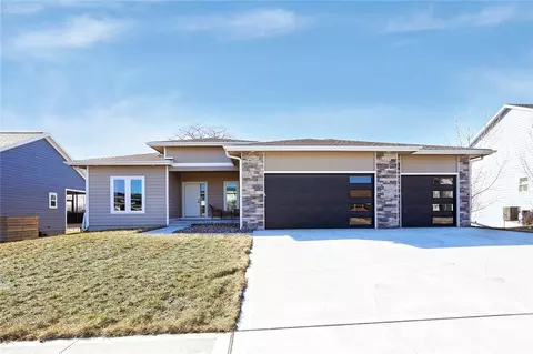 950 Pelican Dr, Polk City, IA 50226