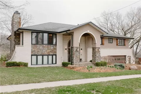 1020 Knob Hill Dr, Des Moines, IA 50317