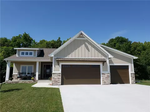 112 Woodhaven Dr, Polk City, IA 50226