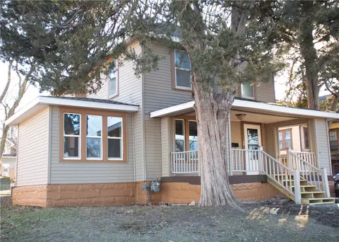 810 E Main St, Knoxville, IA 50138