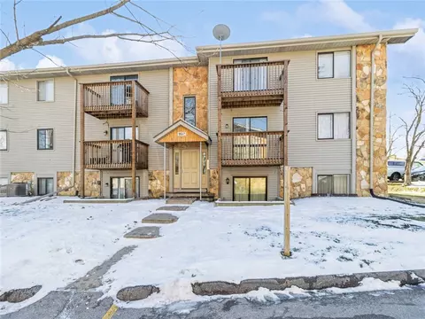9557 University Ave #22, Clive, IA 50325