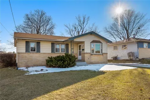 2719 Wedgewood Rd, Des Moines, IA 50317