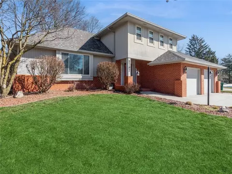 5787 S Winwood Dr, Johnston, IA 50131