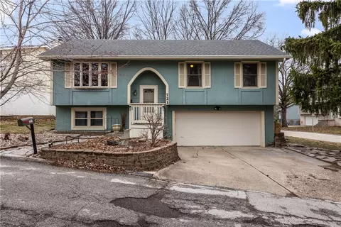 721 Heatherwood Dr, West Des Moines, IA 50265