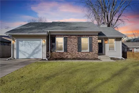 5009 Westwood Dr, West Des Moines, IA 50265