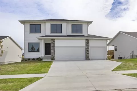 5507 167th St, Urbandale, IA 50323