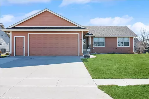 208 35th St SW, Altoona, IA 50009