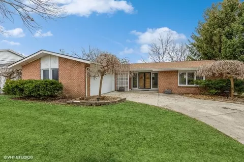 6816 Northwest Dr, Windsor Heights, IA 50324