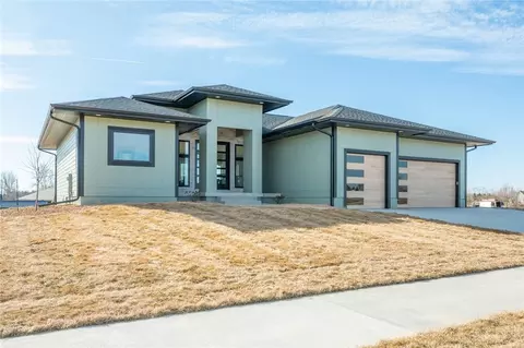 7125 Catalina Ct, Pleasant Hill, IA 50327