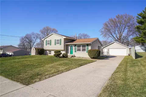 4808 Ash Dr, Pleasant Hill, IA 50327