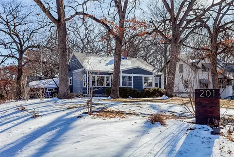 201 SW 42nd St, Des Moines, IA 50312
