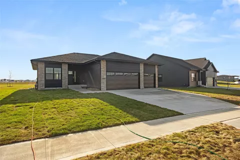 17816 Goodman Dr, Urbandale, IA 50323