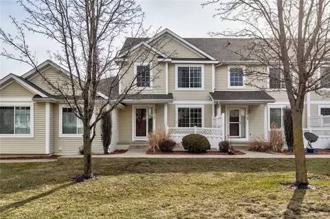 15417 Walnut Hills Dr, Urbandale, IA 50323