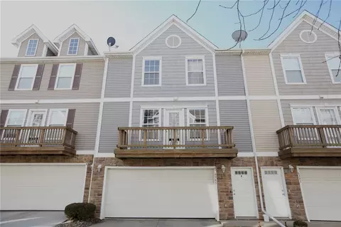 6345 Autumn Leaf Ln, Pleasant Hill, IA 50327