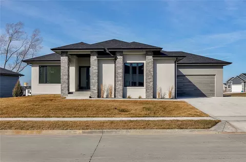 5034 150th St, Urbandale, IA 50323