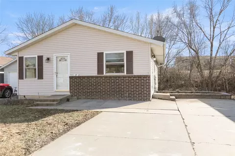 49 Brook Cir, Pella, IA 50219