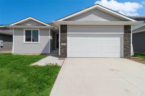 1009 Willow Valley Dr, Norwalk, IA 50211