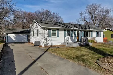 3200 92nd St, Urbandale, IA 50322