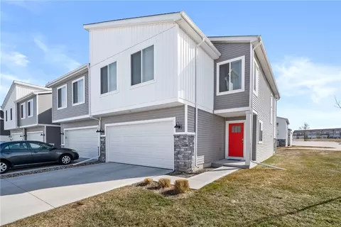 9792 Crowning Dr, West Des Moines, IA 50266