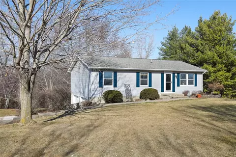 2251 Dakota Dr, Pella, IA 50219