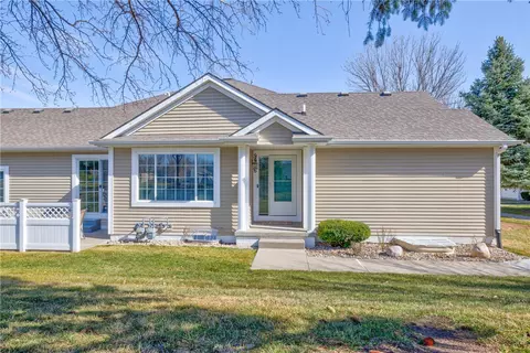 9936 Country View Ln, Johnston, IA 50131