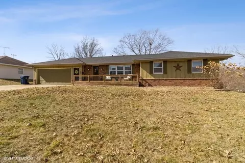 407 E 8th St, Pella, IA 50219