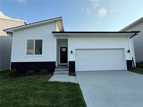 2933 Indigo Ln, Pella, IA 50219