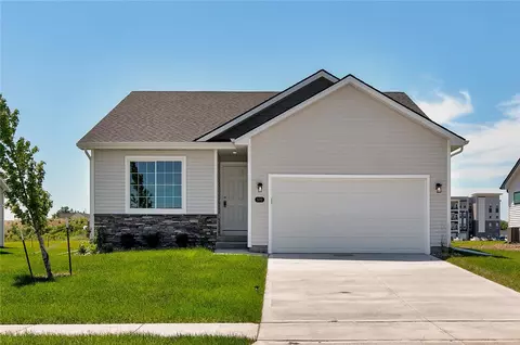 570 NW Compass Ave, Waukee, IA 50263