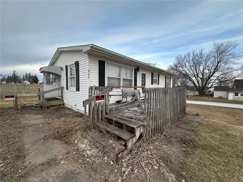 207 N East St, Macksburg, IA 50155