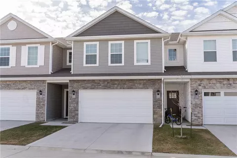 926 Maywood Ln, Waukee, IA 50263