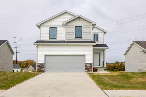 16525 Bentwood Dr, Urbandale, IA 50323
